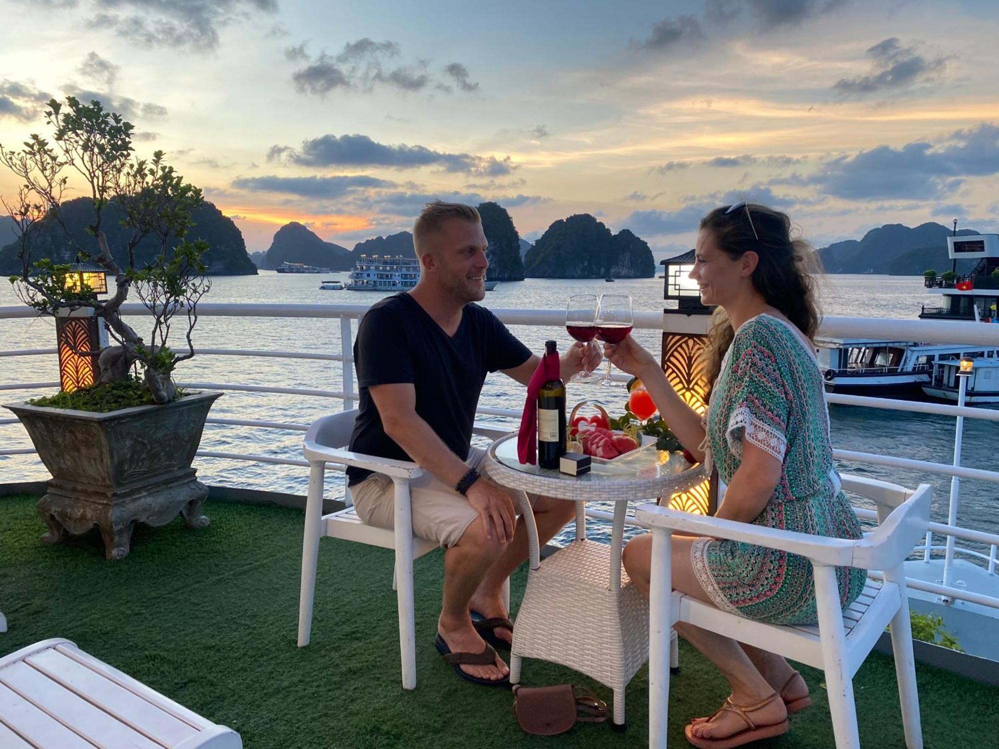 Halong Sapphire Cruises Hotell Ha Long Exteriör bild